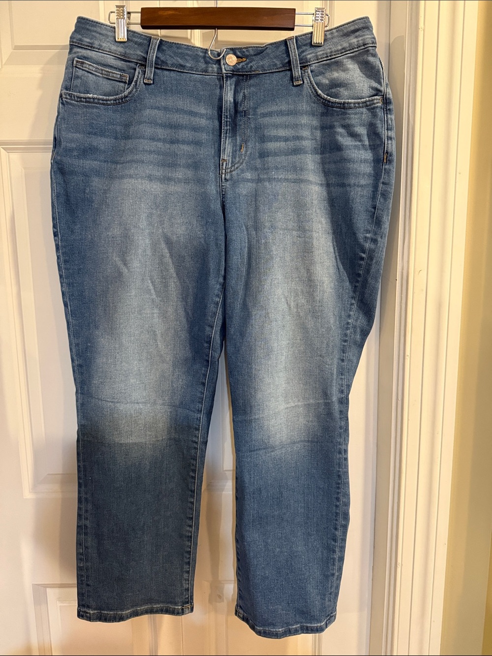 Judy Blue Light-Medium Washed Ankle Crop Jeans